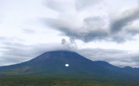 Gunung Semeru Erupsi Terus-menerus dengan Visual Letusan Tak Teramati