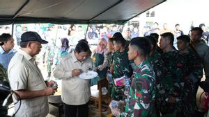 Berdiri Santap Nasi Goreng di Dapur Pengungsi Agam, Prabowo: Enak, Lauknya Telur Ceplok