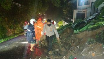 1所房屋因Wanayasa Purwakarta山体滑坡而受损，材料关闭道路通道，无人死亡