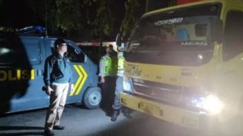 Jambi Police Stop Mobilizing Coal Transportation On National Roads Due To Road Accumulation And Damage