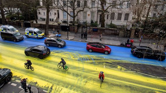 ロシア大使館の外に描かれた大きなウクライナ国旗、ロンドン警察が4人を拘束