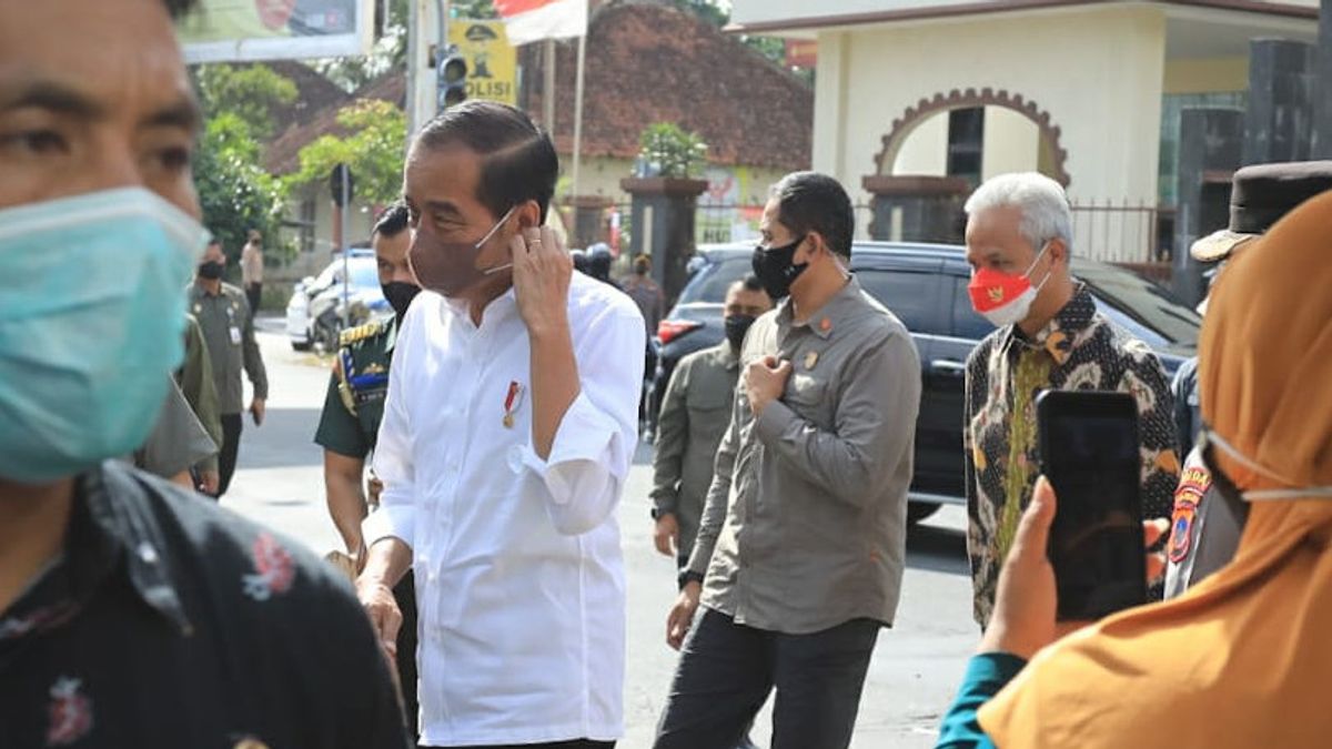 Temani Jokowi Cek Harga di Pasar Karanganyar, Ganjar: Kedelai Agak Tinggi Tapi yang Lain Relatif Turun