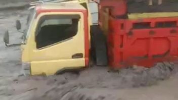 一些卡车被困在Lahar Dingin Semeru溪流中