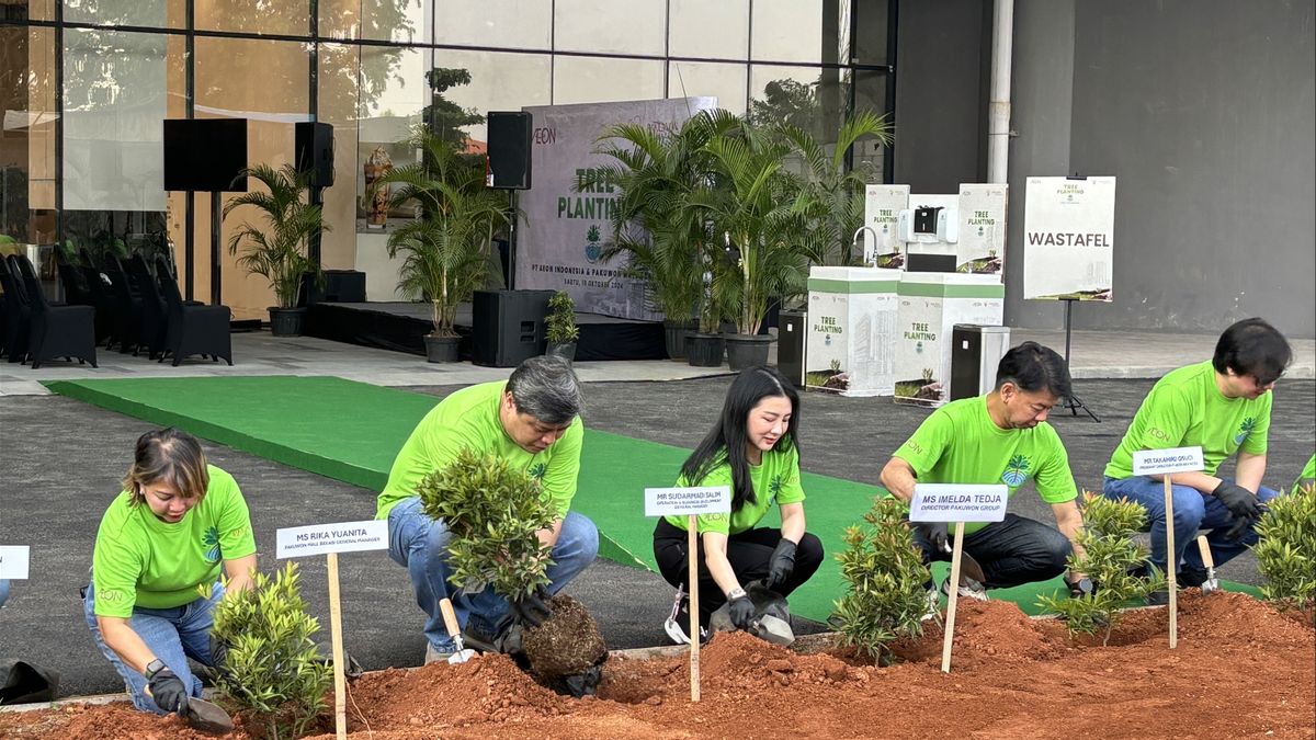 Une tendance pour le centre commercial respectueux de l'environnement avec la plantation d'arbres rouges