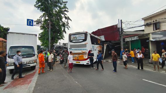 Petugas Evakuasi Bus Hiba Tabrak Dealer Mobil Bekas Selama 5 Jam