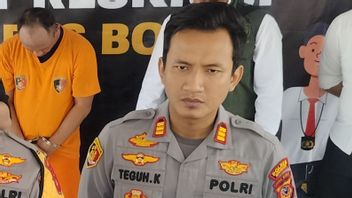 Des policiers découvrent des poudres de potassium sur le site d'explosion de Bogor