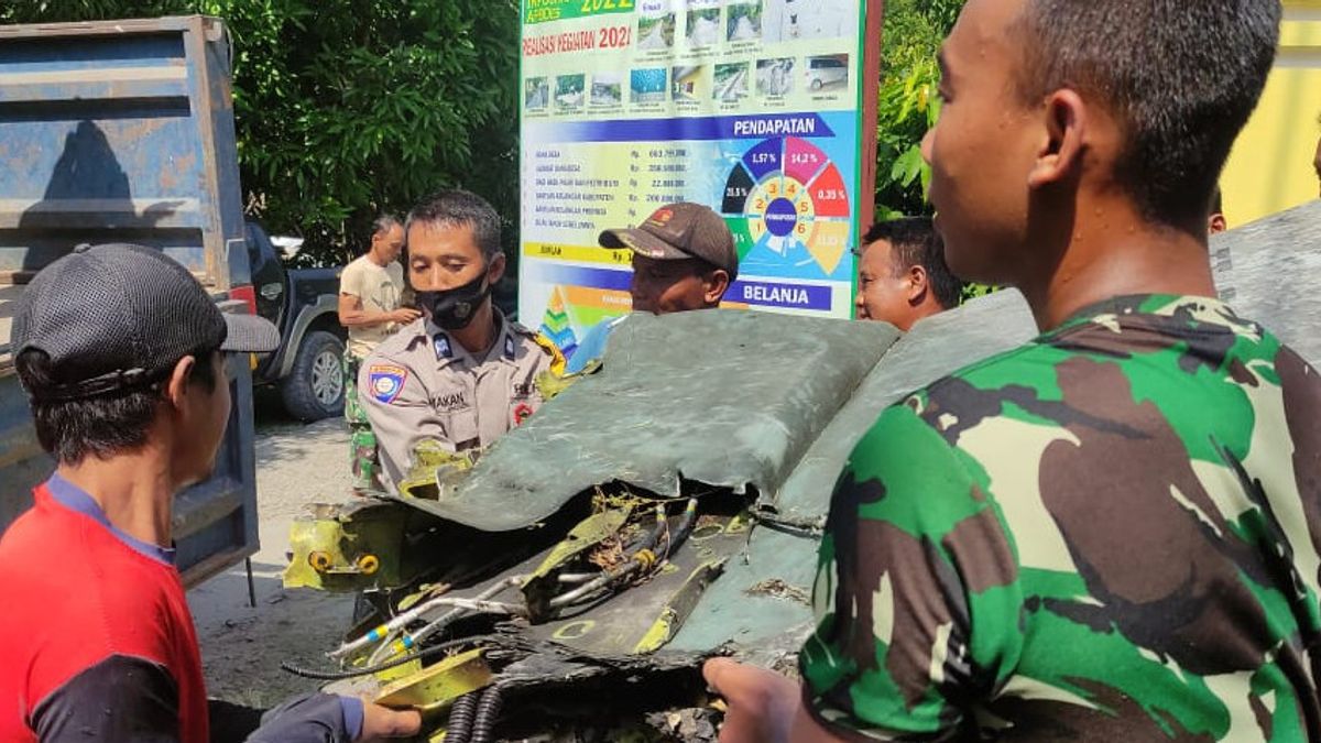ضباط مشتركون من TNI - بولري يخلون حطام الطائرة التي تحطمت في بلورا