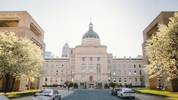 印第安纳州测试岩浆， 混凝土道路充电时， 汽车运行