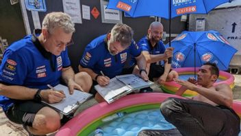 عمل WSBK Riders المرح ضد الطقس الحار في حلبة مانداليكا ، توبراك إلى سكوت ريدينغ ينقع في حمام سباحة الأطفال