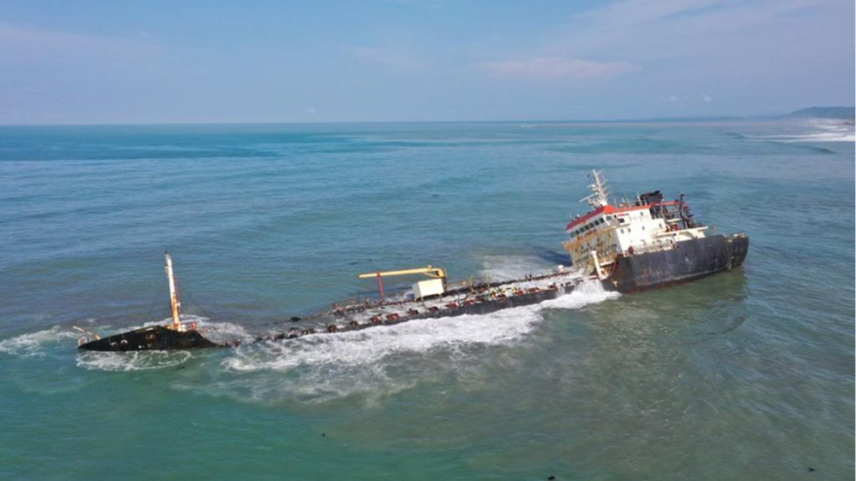 KLHK Calculates Environmental Losses Due To MT Aashi Ship Asphalt Spill In North Nias Waters