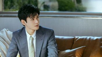Synopsis Of Chinese Drama Rising With The Wind: Gong Jun And Zhong Cuxi Competing In The Business World