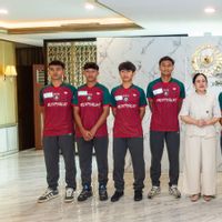 Puan Lepas 8 Pemain Penerima Program Sepakbola KKS ke Portugal di DPR