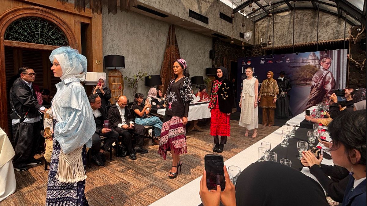 Tampilkan Karya Wastra, 7 Desainer Indonesia Siap Melenggang di FrontRow Paris 2025