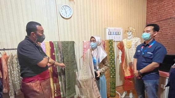 Kementerian BUMN Serahka Alat Tenun Songket kepada UMKM Ogan Ilir untuk Tingkatkan Produksi