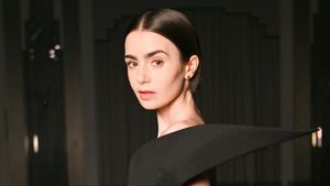Lily Collins Jadi Audrey Hepburn di Film Tentang “<i>Breakfast at Tiffany’s</i>”