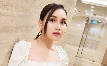 Kurban Tiga Sapi Jumbo, Ayu Ting Ting Ikut Memotong Daging