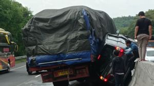 Truk Fuso Hilang Kendali Usai Pecah Ban di Tol Cipularang, Gencet Minibus di Median Jalan 