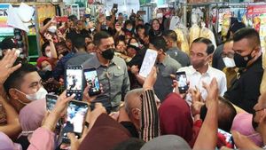 Sambut Jokowi di Pasar Peterongan Semarang, Warga Naik Meja Pedagang agar Tak Terhalang Lihat Presiden