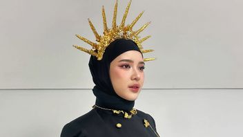 Tampon en hijab, intitulé 7 beaux portraits de Tiara Andini lors de la cérémonie d’ouverture du PON 2024 à Aceh