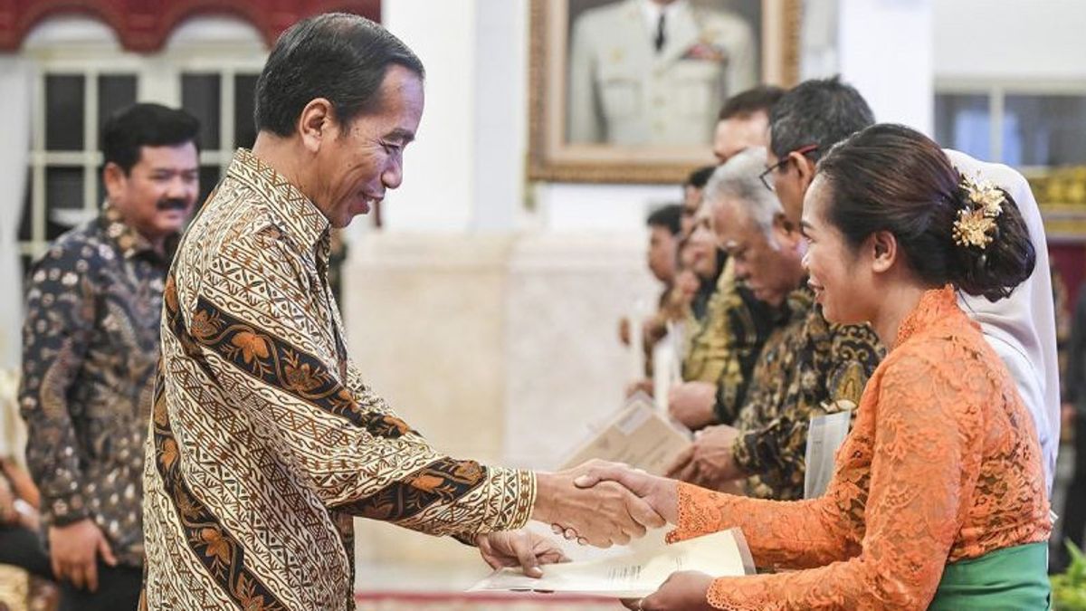 巴厘岛人从佐科威总统手中获得第一份电子土地证书