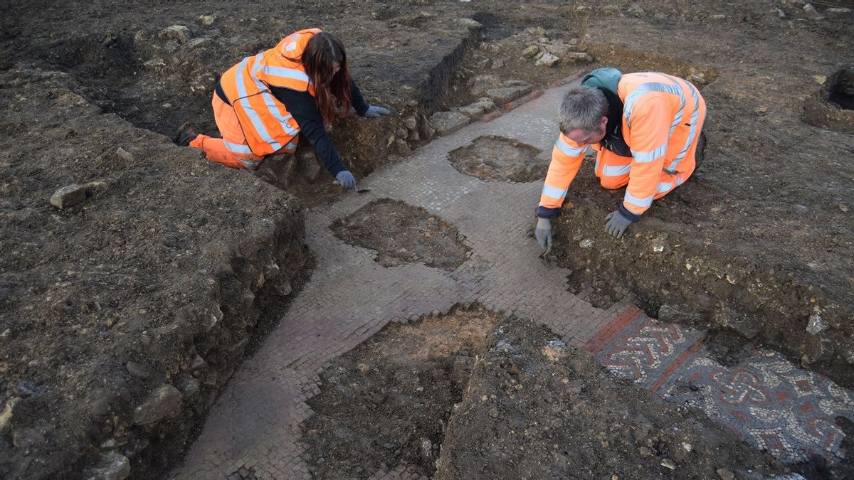 Arkeolog Inggris Temukan Lantai Mosaik Romawi di Bakal Lokasi Pembangunan Supermarket