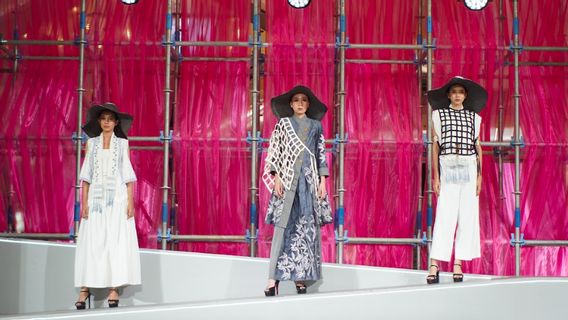 En concurrence avec la mode rapide, Poppy Dharsono invite les créateurs de mode à explorer à nouveau les tissus de l'Indonesian
