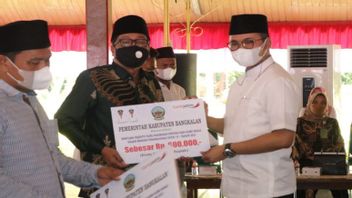 9,312 Ngaji Teachers In Bangkalan Smile, They Get Incentives From The Regency Government