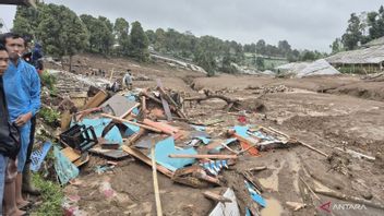 SAR Team Searches for 82 Residents Buried in Landslide in L:ereng Burangrang Cisarua West Bandung