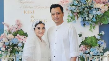 41-Year-Old Pregnant, Kiki Amalia Can't Be Far From Her Husband
