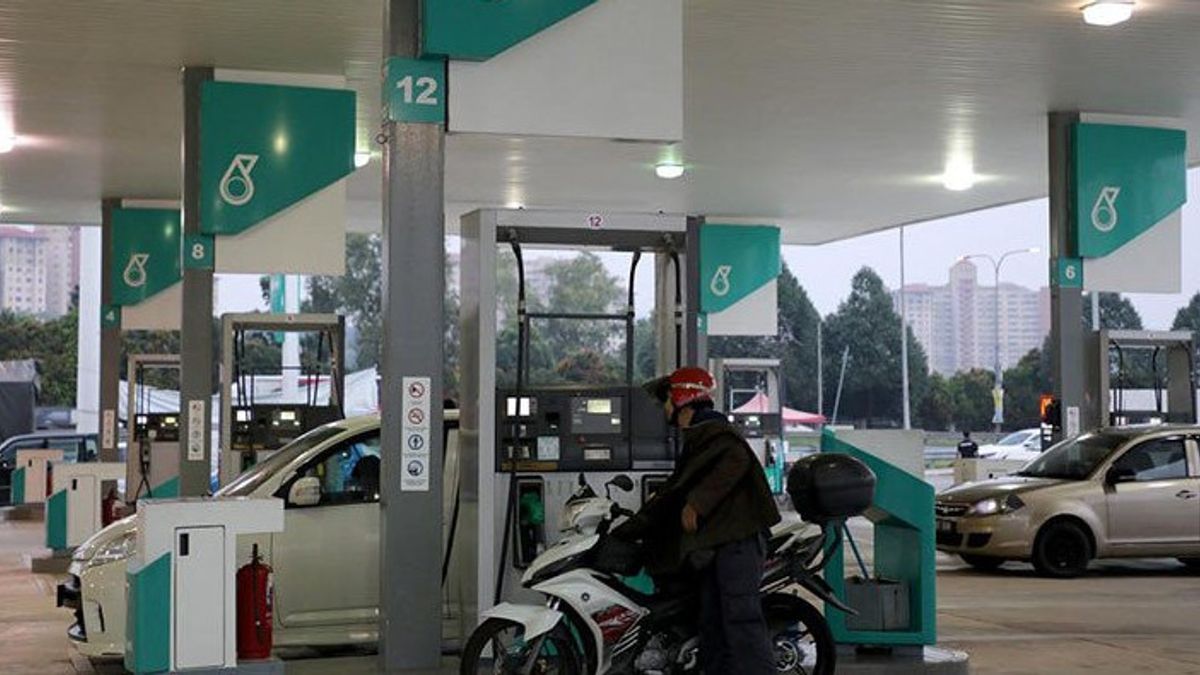 Malaysia Sells High Quality Fuel At Low Prices, This Observer From UGM