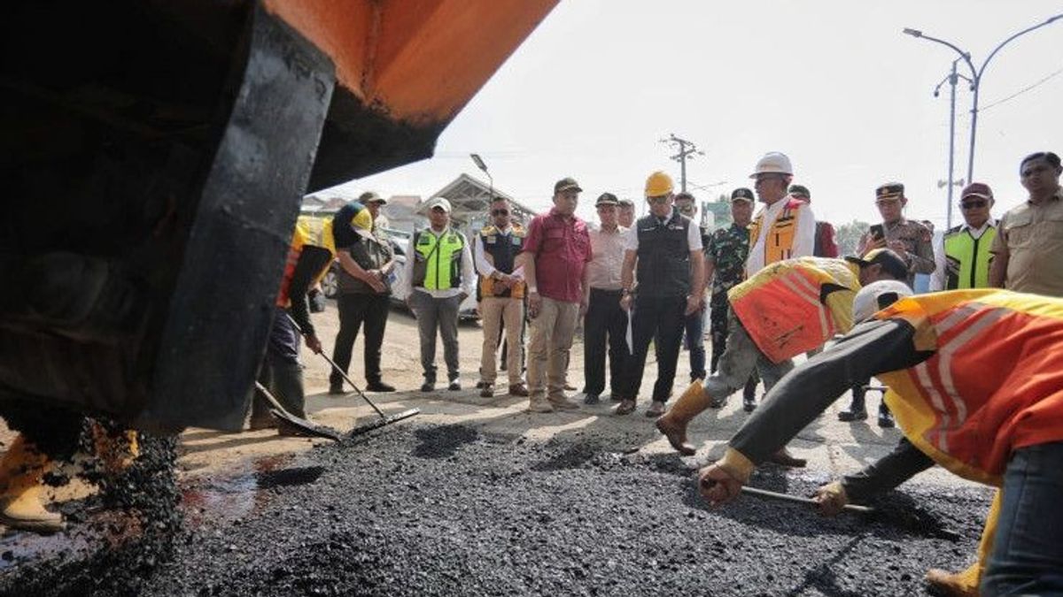 Gubernur Jabar Inspeksi Pengaspalan Jalan Provinsi Padalarang-Cisarua