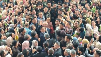 Tangis dan Lagu 'Bahasa Kalbu' Iringi Langkah Terakhir Sri Mulyani dari Kemenkeu