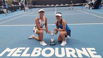 印尼网球选手普里斯卡·马德琳·努格罗霍赢得澳大利亚网球公开赛少年奖杯