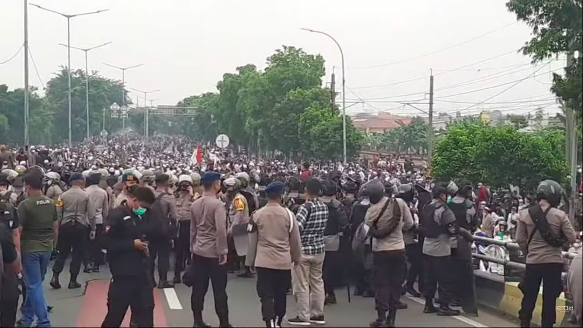 Le Comportement Des Masses Des Partisans De Rizieq Shihab, Provoquant Des émeutes Pour Jeter Des Véhicules De Police Dans La Rivière