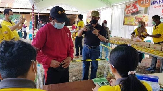 Une Société Appartenant Au Conglomérat Bachtiar Karim Mène Une Opération De Marché à East Kotawaringin, Kalimantan Central, 14 000 IDR D’huile De Cuisson Envahie Par Des Résidents