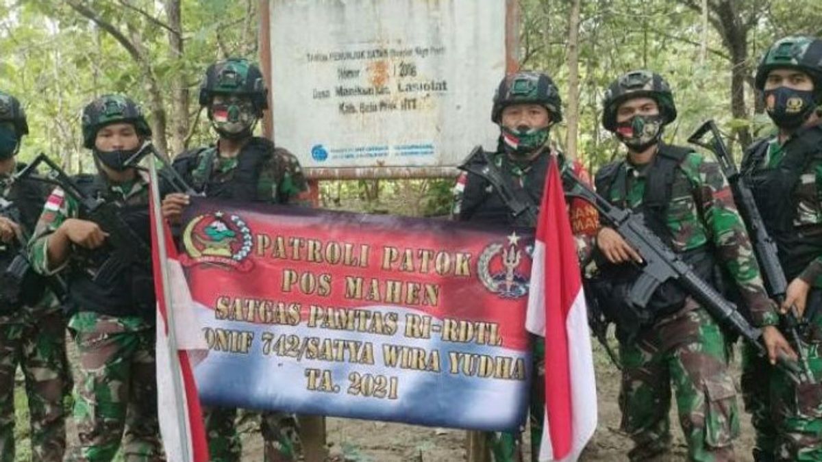 印度尼西亚边境居民 - 东帝汶向潘塔斯工作队移交了Senpi和数百发子弹以及几枚菠萝手榴弹