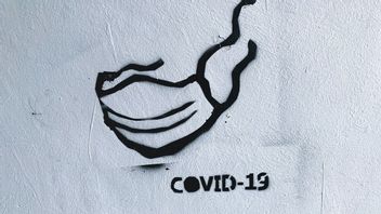 فريق سورابايا COVID-19 الخاص بوضع ملصقات على منازل السكان المعزولين ذاتيًا