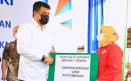 Wali Kota Medan Bobby Nasution Serahkan Bantuan Olahan Hasil Laut Istri Nelayan