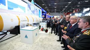 トルコは、射程距離6000キロメートルを持つ大陸間弾道ミサイル「稲妻」を展示