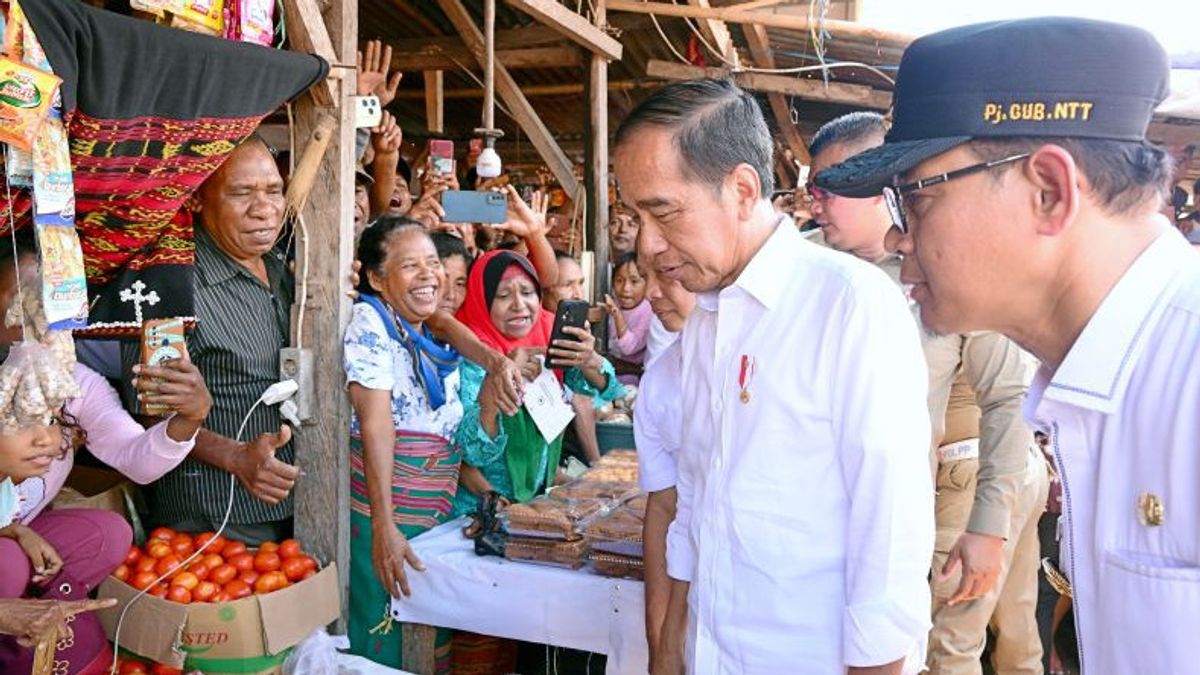 Jokowi visite le marché d’Alor pour s’assurer que le prix de sembako reste abordable