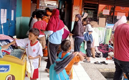 Ratusan Pengungsi Korban Kebakaran Rumah di Kemayoran Rebutan Pakaian Bekas