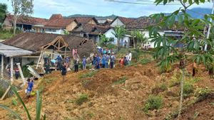 Tebing Setinggi 10 Meter Longsor di Ponorogo, Penanganan Tunggu Alat Berat