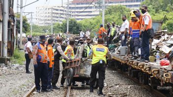 Debris From The Former Control Of 137 Illegal Buildings On The St Angke-Kampung Bandan Route Transported Via 20 Flat Carriages
