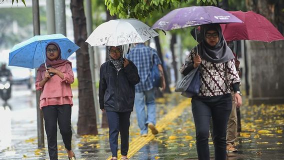 Prakiraan Cuaca Jakarta: Hujan Ringan hingga Petir pada 19 Januari