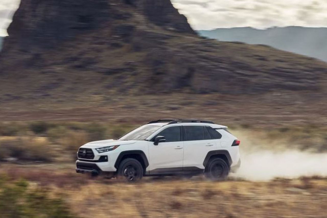 Toyota, le roi hybride qui défier la domination des voitures électriques propres