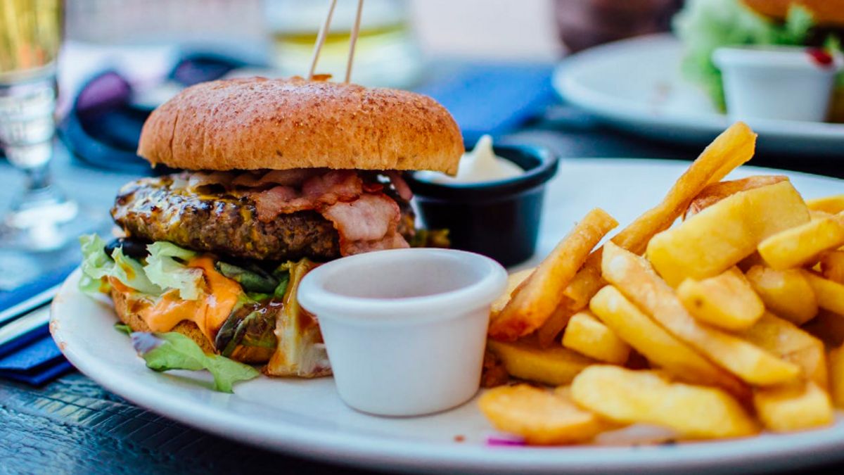 Une longue liste de repas malsains à éviter car ils causent des calculs biliaires