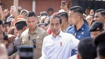 Avant la retraite, vendredi matin Jokowi Blusukan au marché de Dukuh Surabaya Vérifiez le prix de sembako