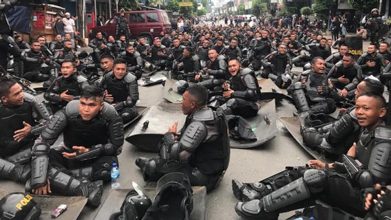 Brimob Chante Des Chansons Enchantées Après Des Masses D’action Pour Rejeter La Loi Sur La Création D’emplois