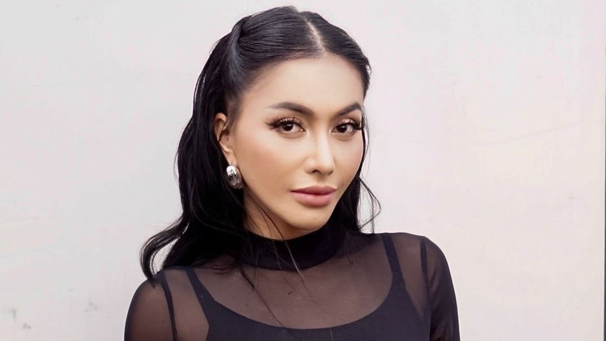 حلف Rizky Ressa ينفي ادعاء Denada بشأن الاتصالات وتكلفة المعيشة