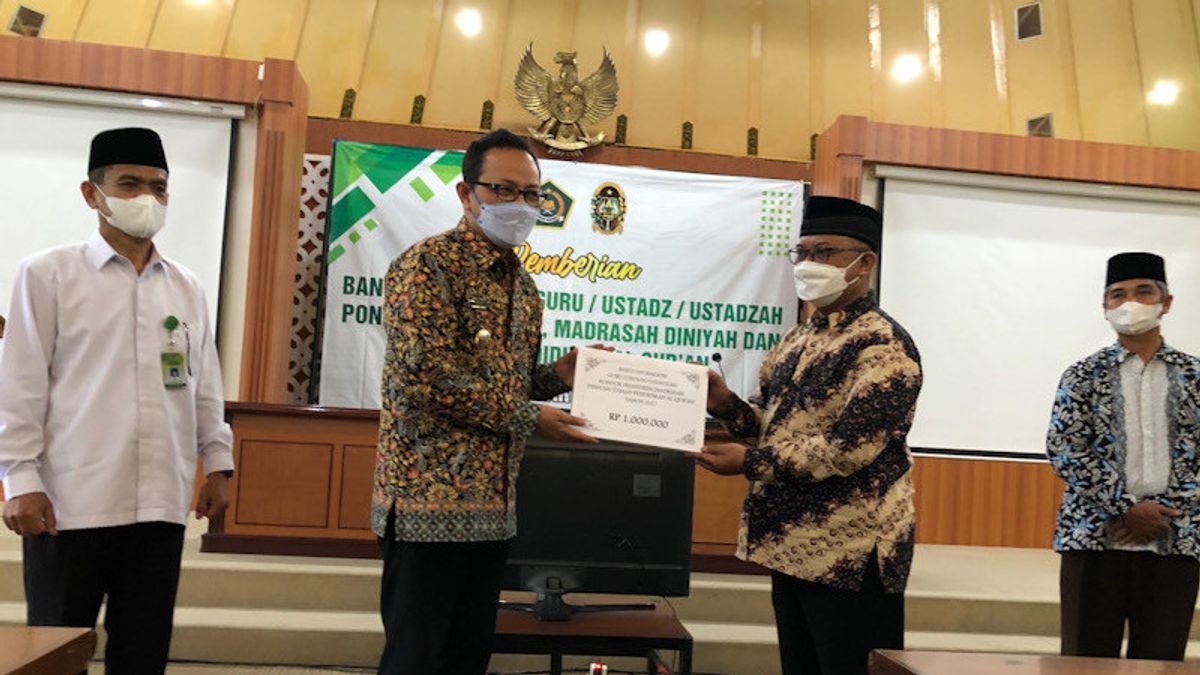 Alhamdulillah, As Many As 150 Ustaz And Ustazah Yogyakarta Receive Incentives Of Rp1 Million Each
